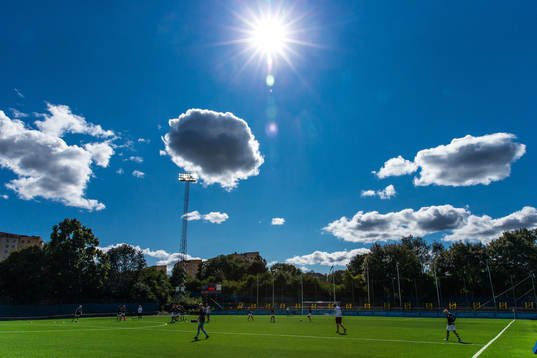 Solen lyser på Skytteholms IP innan fotbollsmatchen i