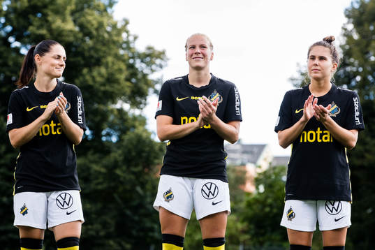 s Linda Hallin, Emma Santamäki och Julia Olsson innan