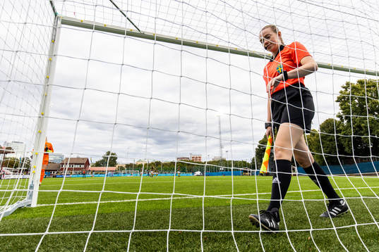 Assisterande domare Emelie Elfstrand kontrollerar nätet