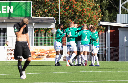 Brages Joakim Persson jublar med lagkamrater