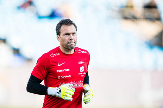 Håkon Eikemo Opdal of Brann warms up