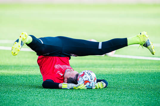 Håkon Eikemo Opdal of Brann warms up