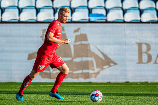 Sivert Heltne Nilsen of Brann warms up