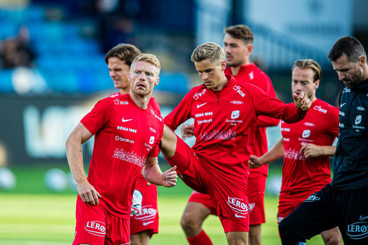 Sivert Heltne Nilsen of Brann warms up