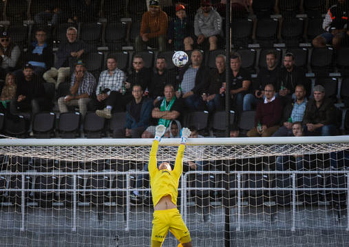 Västerås målvakt Daniel Svensson tippar en boll över