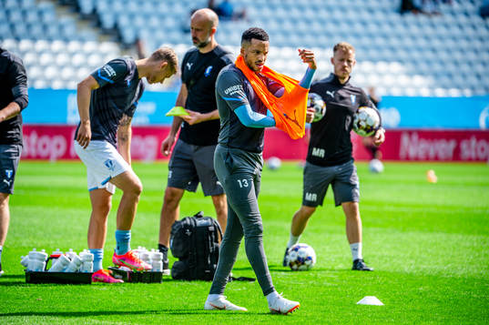 Malmö FFs Martin Olsson värmer upp