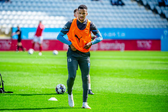 Malmö FFs Martin Olsson värmer upp