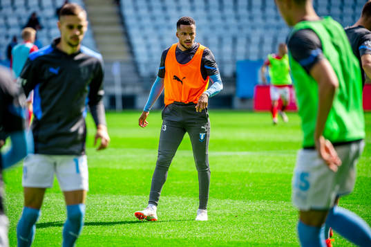 Malmö FFs Martin Olsson värmer upp