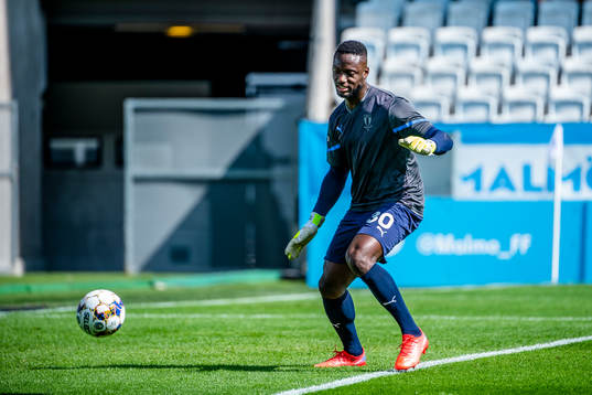 Malmö FFs målvakt Ismael Diawara värmer upp