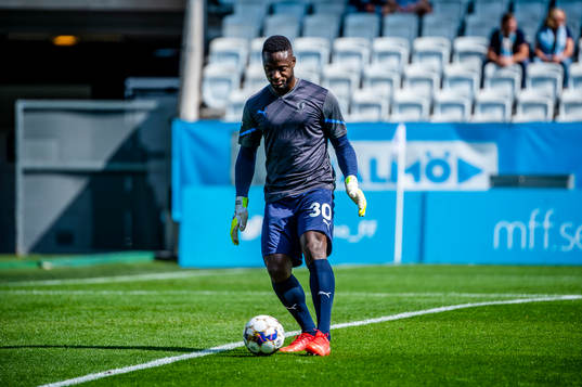 Malmö FFs målvakt Ismael Diawara värmer upp