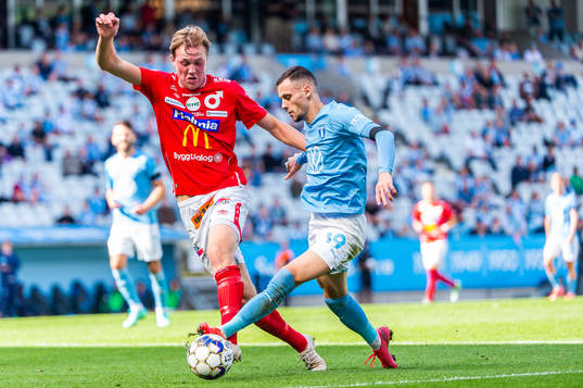 Degerfors Adam Carlén och Malmö FFs Veljko Birmancevic