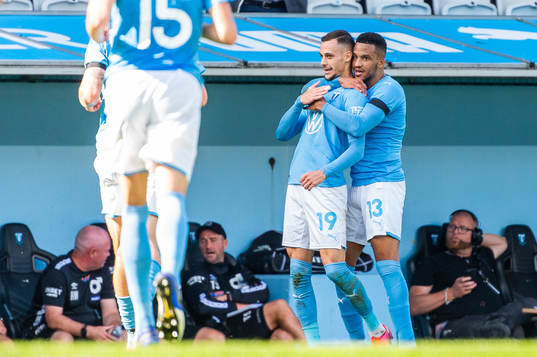 Malmö FFs Veljko Birmancevic jublar med Martin Olsson