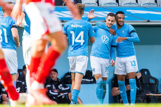 Malmö FFs Veljko Birmancevic jublar med Martin Olsson