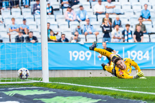 Degerfors Jeffrey Gal släpper in 1-0 från <Malmö FFs