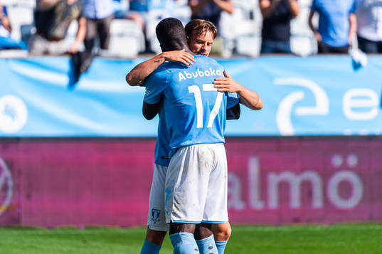 Malmö FFs Eric Larsson jublar med målskytten till 2-0