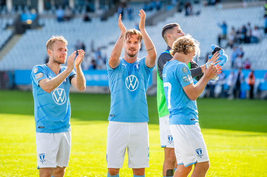 Malmö FFs Oscar Lewicki och Eric Larsson i mitten jublar