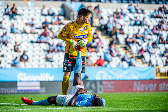 Degerfors målvakt Jeffrey Gal hjälper Malmö FFs Malik