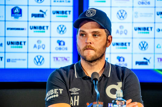 Degerfors tränare Andreas Holmberg på en presskonferens