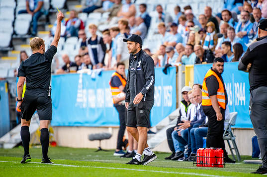 Degerfors tränare Andreas Holmberg får gult kort av