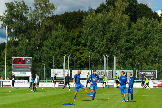 Värnamos spelare värmer upp före fotbollsmatchen i