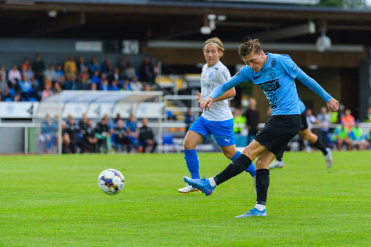 Landskronas Kevin Jensen skjuter ett skott