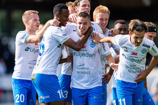 Värnamos Oscar Johansson (mitten) jublar med lagkamrater