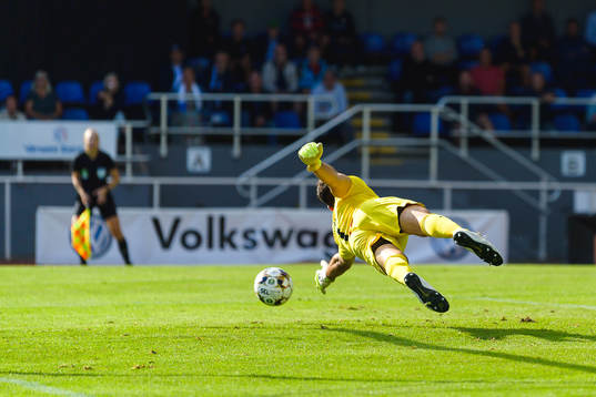 Värnamos Oscar Johansson (ej i bild) skjuter bollen förbi