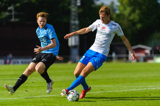 Landskronas Dennis Olofsson och Värnamos Oscar Uddenäs