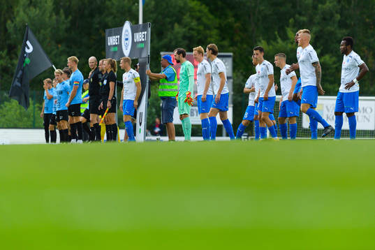 Lagen ställer upp före fotbollsmatchen i Superettan