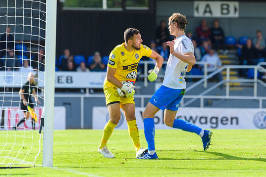 Landskronas målvakt Amr Kaddoura och Värnamos Oscar