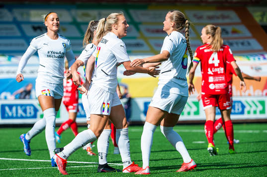 Rosengårds Mimmi Larsson jublaer med lagkamrater att hon