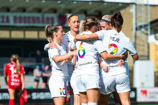 Rosengårds Mimmi Larsson jublar med lagkamrater
