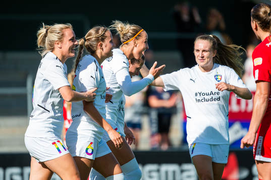 Rosengårds Sanne Troelsgaard (mitten) jublar med