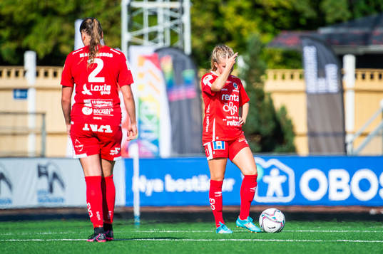 Örebros Elin Pikkujämsä och Cassandra Larsson deppar