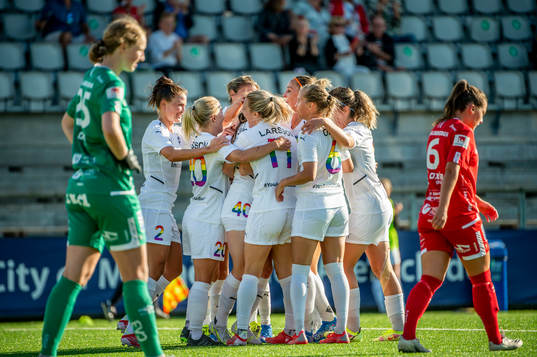 Rosengårds Bea Sprung jublar med lagkamraterna
