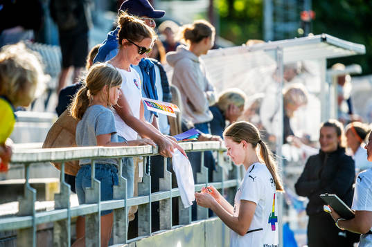 Rosengårds Bea Sprung skriver autografer