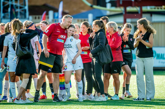 Rosengårds assisterande tränare Patrick Winqvist kramar