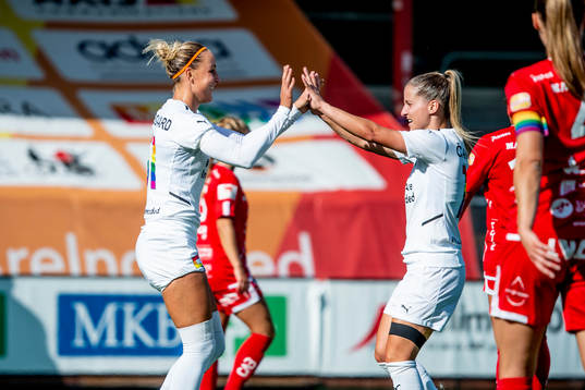 Rosengårds Sanne Troelsgaard jublar med Jelena Cankovic