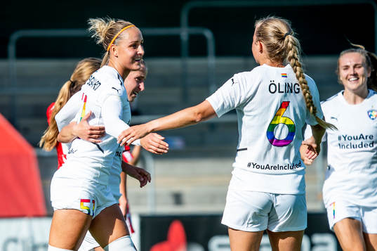 Rosengårds Sanne Troelsgaard jublar med lagkamraterna
