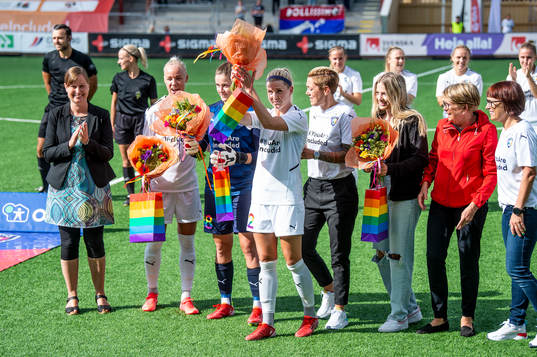 Rosengårds OS-spelare hyllas innan fotbollsmatchen i