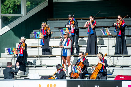 JOY och Malmö SymfoniOrkester innan fotbollsmatchen i