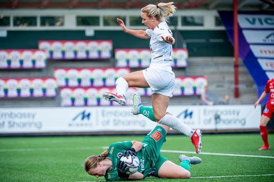 Rosengårds Olivia Schough mot Örebros målvakt Cecilia