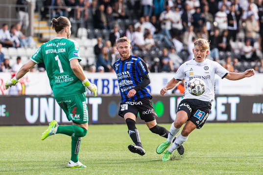 Örebros Dennis Collander och Sirius målvakt David Mitov