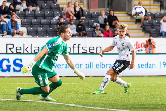 Sirius målvakt David Mitov Nilsson och Örebros Dennis