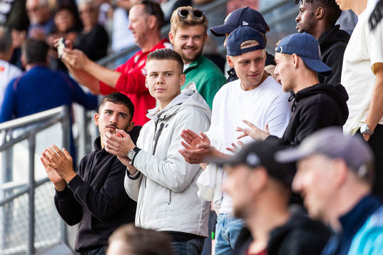 Örebros Jake Larsson på läktaren