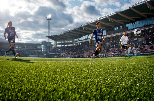 Örebros Jiloan Hamad ser 1-0 bollen gå in i Sirius mål