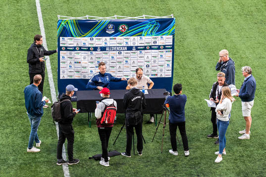 Sirius tränare Daniel Bäckström och Örebros tränare