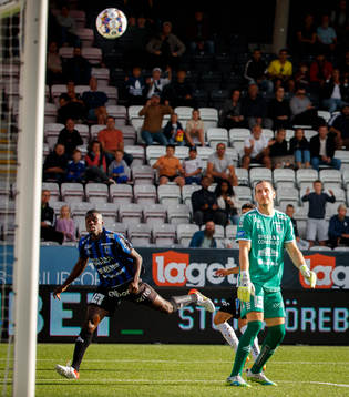 Örebros Deniz Hümmet gör 1-0 på Sirius målvakt David