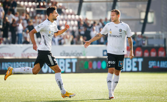Örebros Deniz Hümmet gör 1-0 och jublar med Andreas