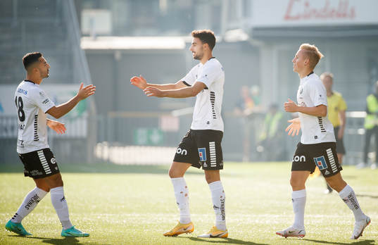 Örebros Deniz Hümmet gör 1-0 och jublar med Jiloan Hamad